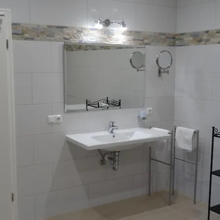 Modern Eingerichtete Mit Terrasse By Interhome דירה Elskop