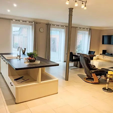 Modern Eingerichtete Mit Terrasse By Interhome דירה Elskop